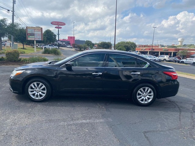 Nissan Altima Vehicle Full-screen Gallery Image 06