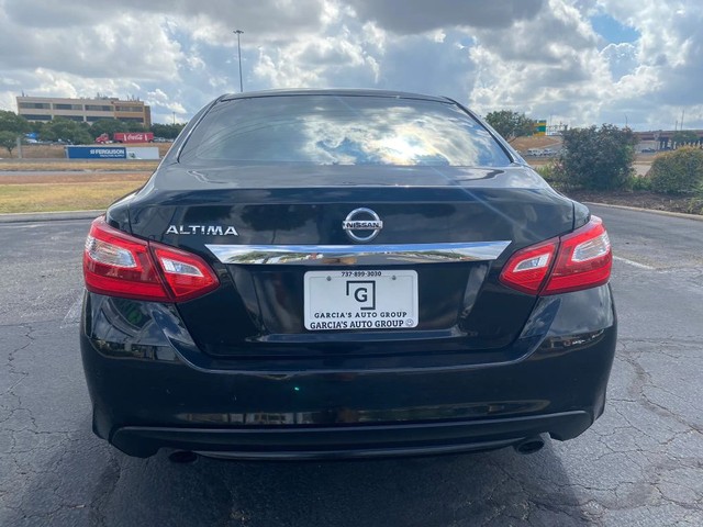 Nissan Altima Vehicle Full-screen Gallery Image 07