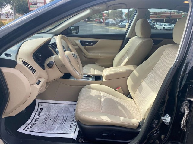 Nissan Altima Vehicle Full-screen Gallery Image 09