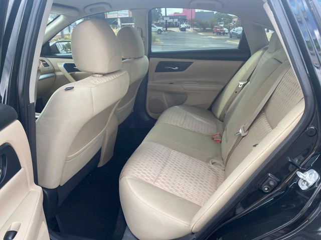 Nissan Altima Vehicle Full-screen Gallery Image 10