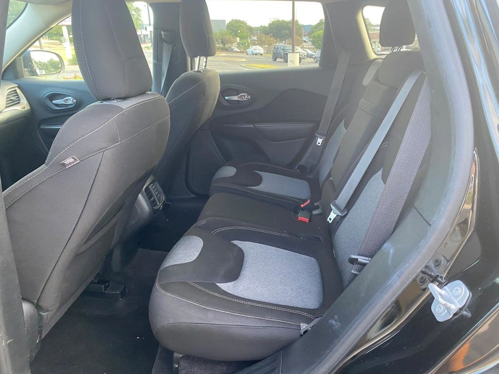 Jeep Cherokee Vehicle Full-screen Gallery Image 7