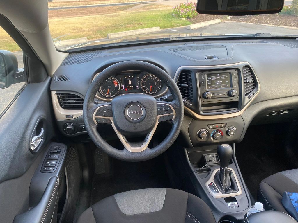 Jeep Cherokee Vehicle Full-screen Gallery Image 9