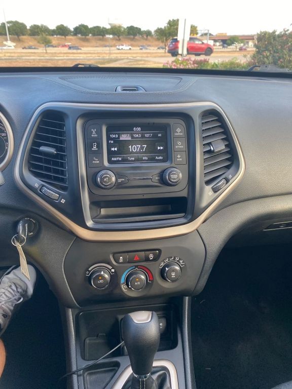 Jeep Cherokee Vehicle Full-screen Gallery Image 11