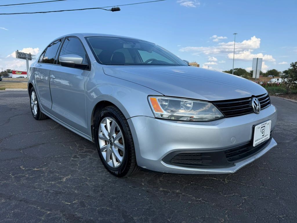 Volkswagen Jetta Sedan Vehicle Full-screen Gallery Image 01