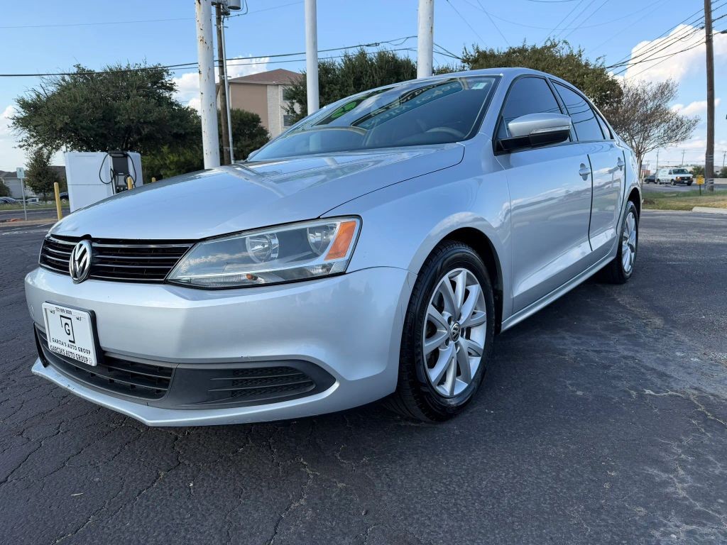 Volkswagen Jetta Sedan Vehicle Full-screen Gallery Image 02