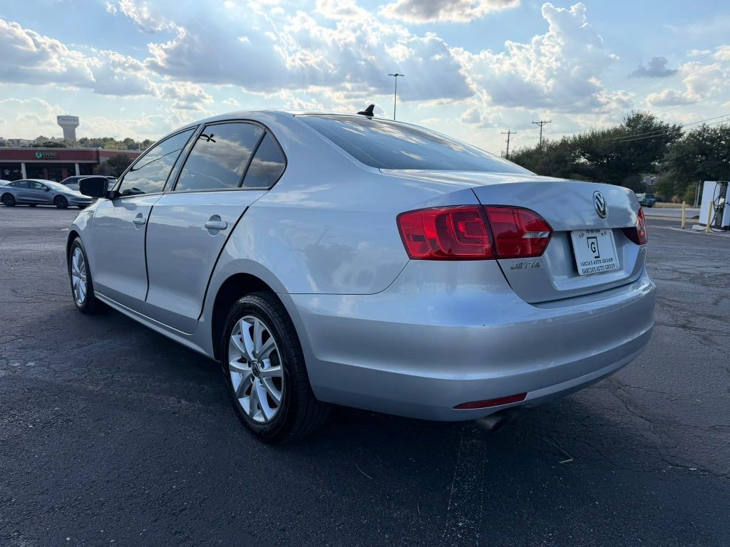 Volkswagen Jetta Sedan Vehicle Full-screen Gallery Image 03