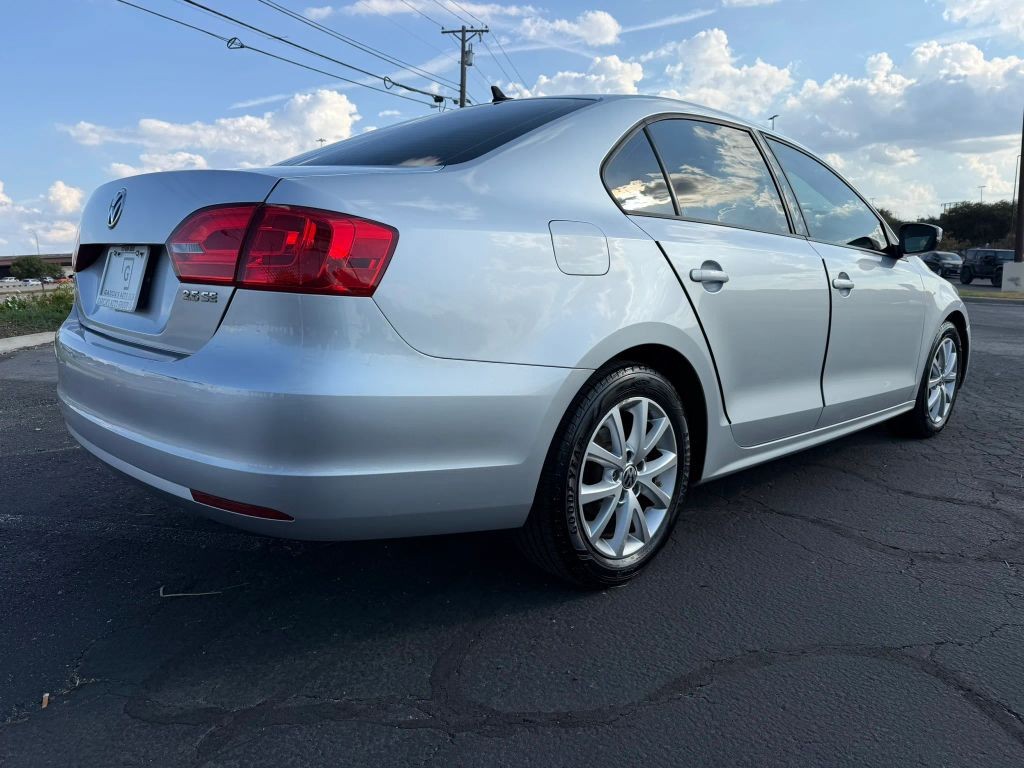 Volkswagen Jetta Sedan Vehicle Full-screen Gallery Image 04