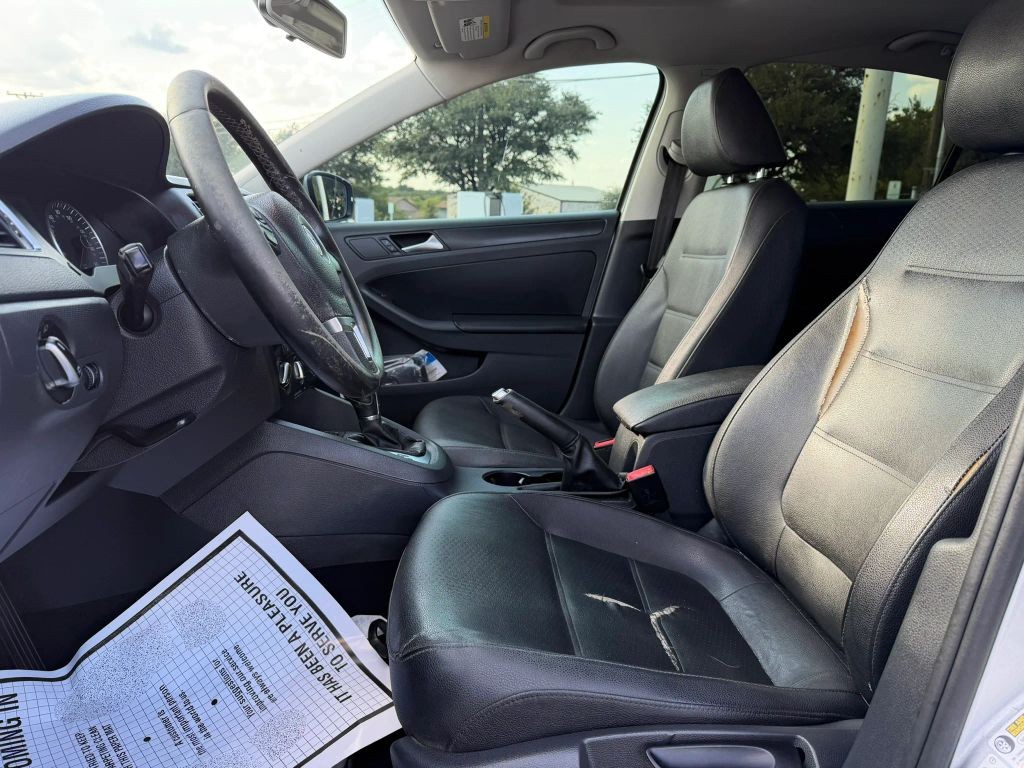Volkswagen Jetta Sedan Vehicle Full-screen Gallery Image 05