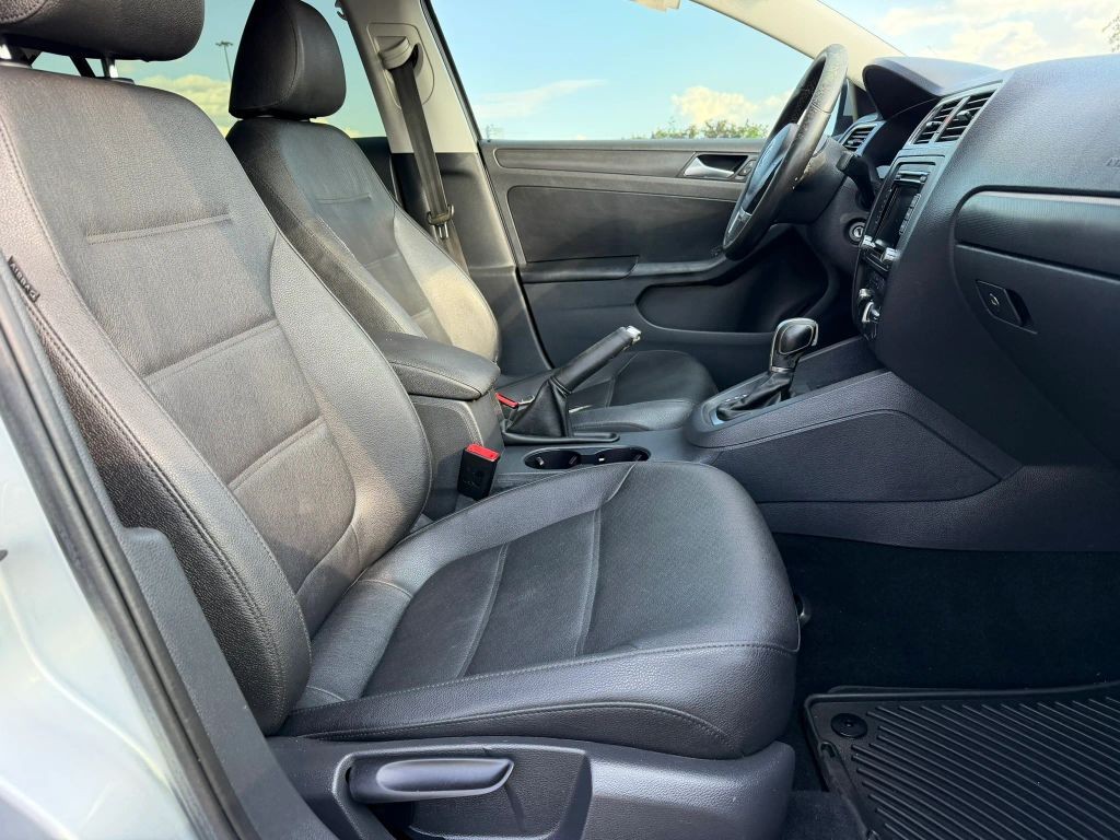 Volkswagen Jetta Sedan Vehicle Full-screen Gallery Image 06