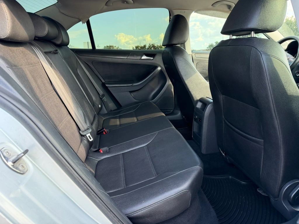 Volkswagen Jetta Sedan Vehicle Full-screen Gallery Image 07