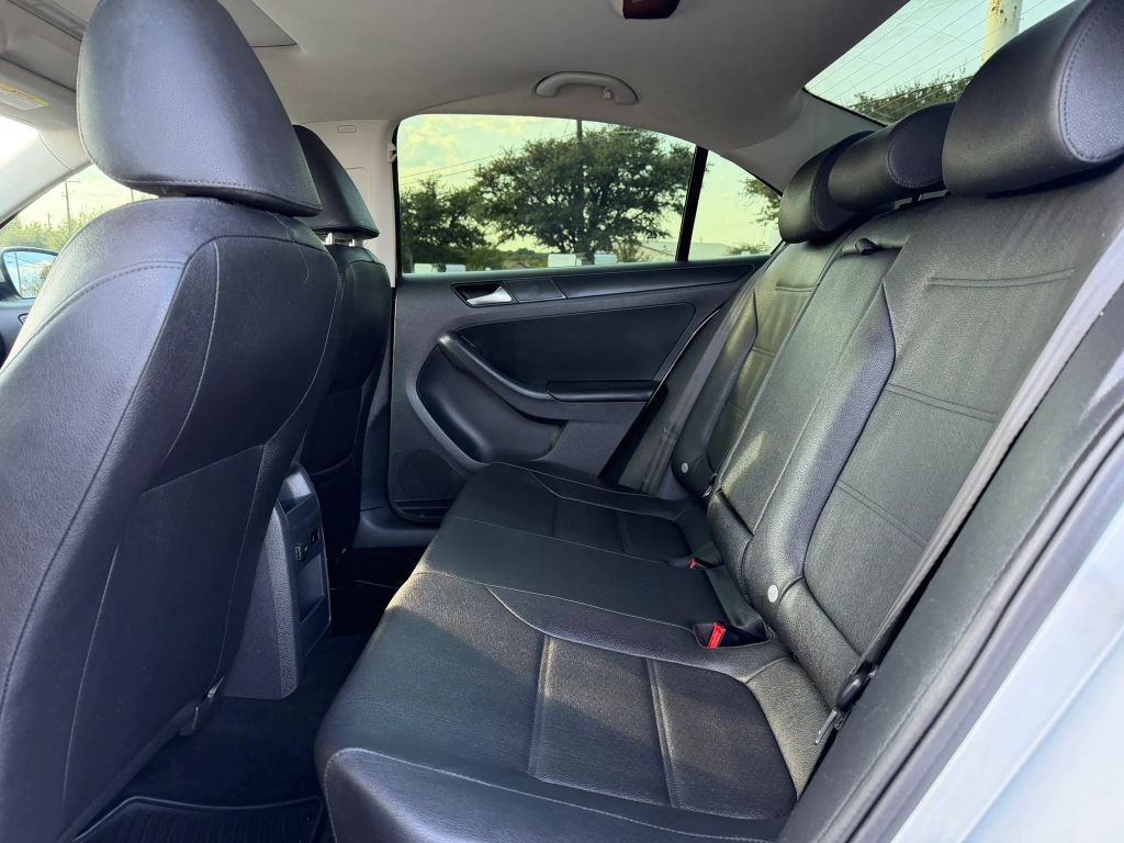 Volkswagen Jetta Sedan Vehicle Full-screen Gallery Image 08
