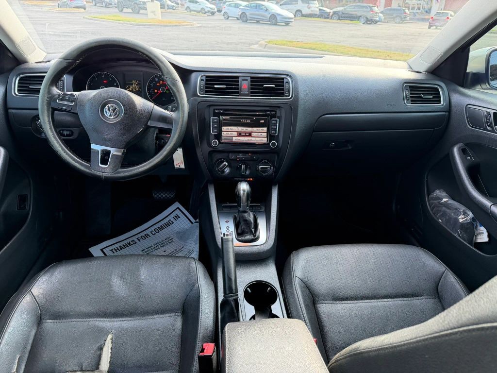 Volkswagen Jetta Sedan Vehicle Full-screen Gallery Image 09