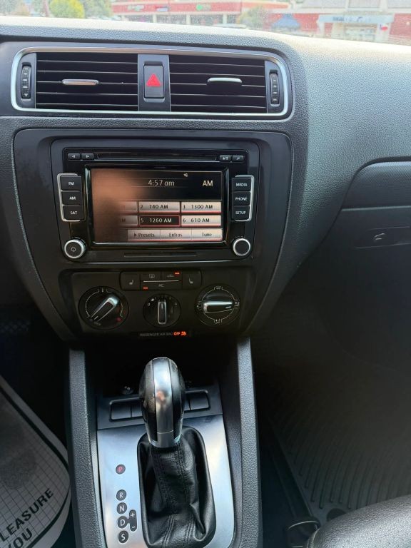 Volkswagen Jetta Sedan Vehicle Full-screen Gallery Image 10