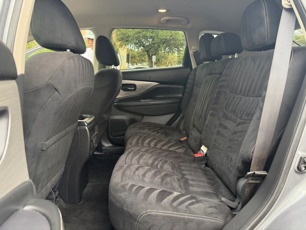 Nissan Murano Vehicle Full-screen Gallery Image 8