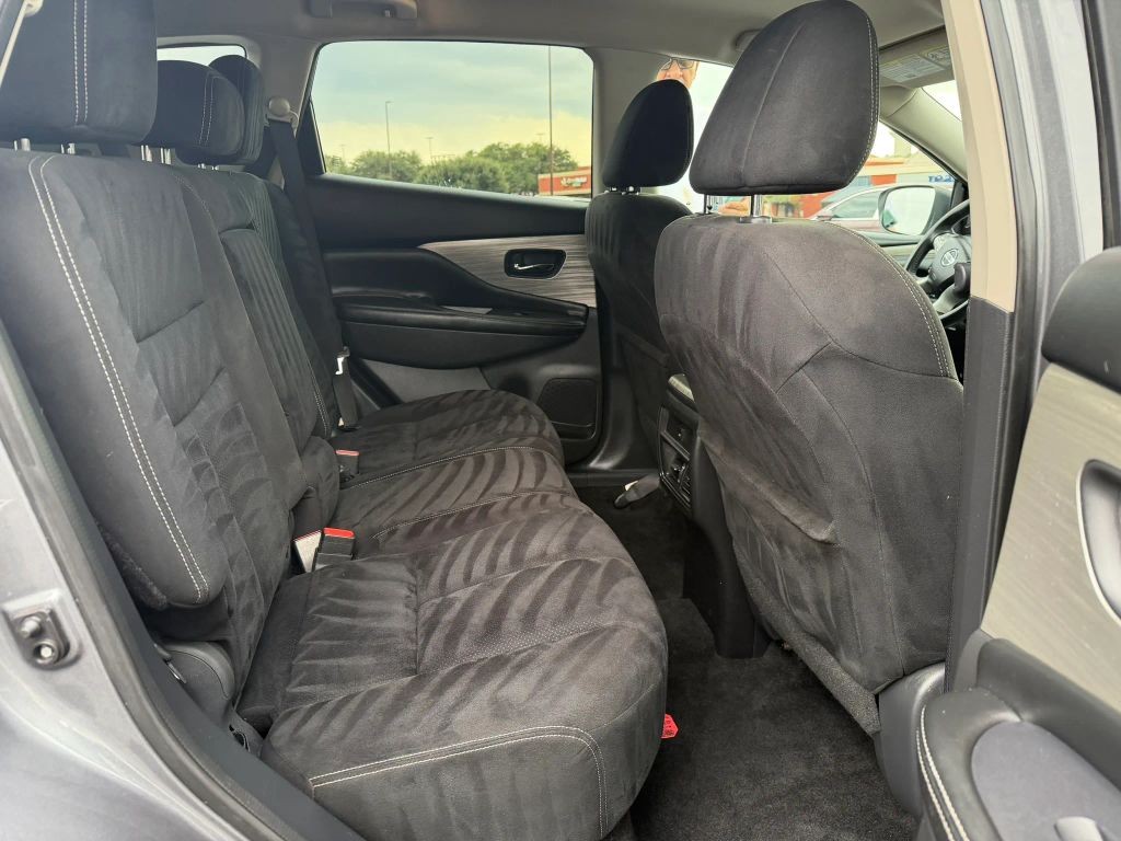 Nissan Murano Vehicle Full-screen Gallery Image 9