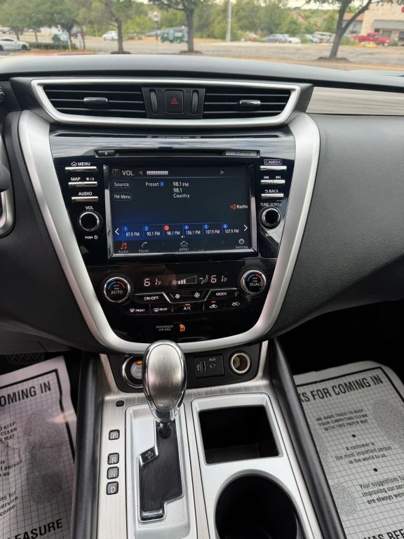 Nissan Murano Vehicle Full-screen Gallery Image 12