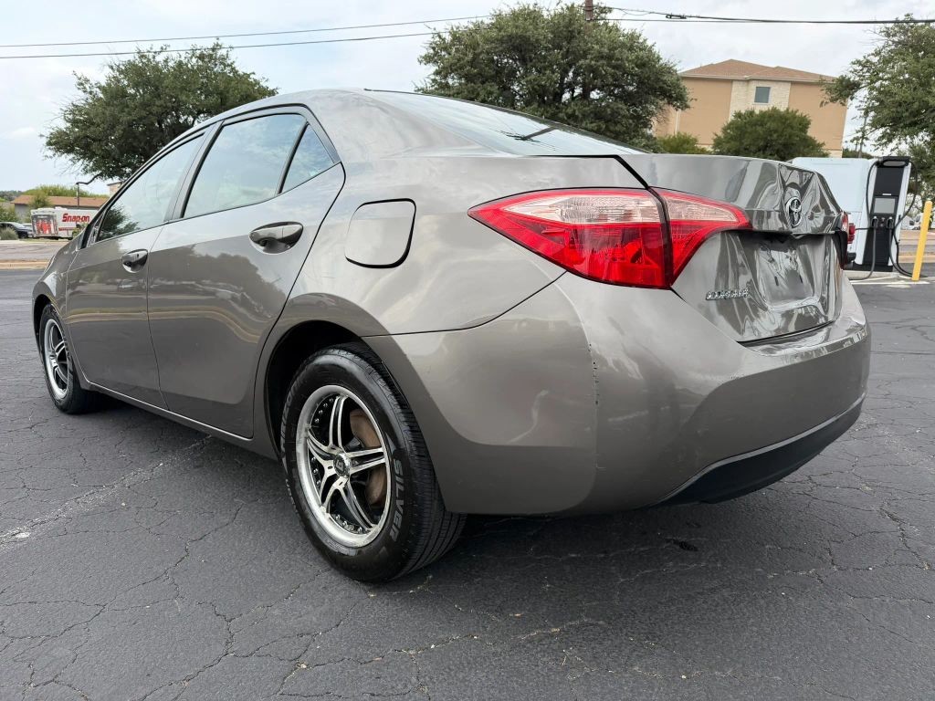 Toyota Corolla Vehicle Full-screen Gallery Image 3