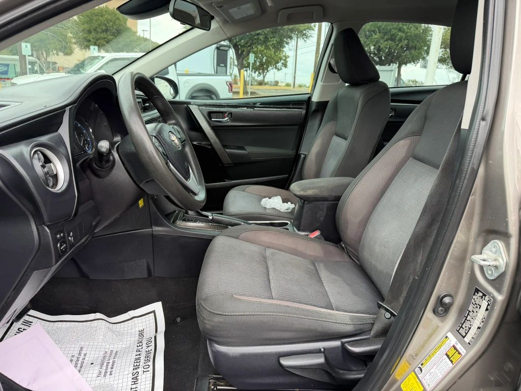 Toyota Corolla Vehicle Full-screen Gallery Image 5