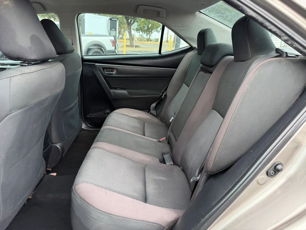 Toyota Corolla Vehicle Full-screen Gallery Image 6