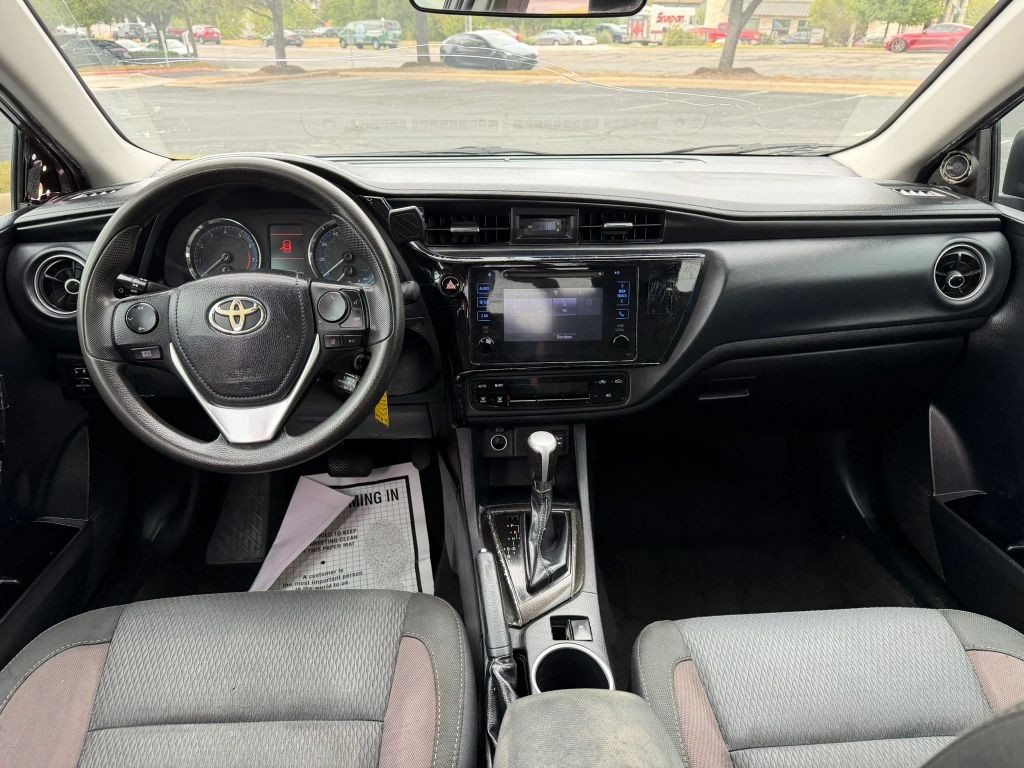 Toyota Corolla Vehicle Full-screen Gallery Image 7