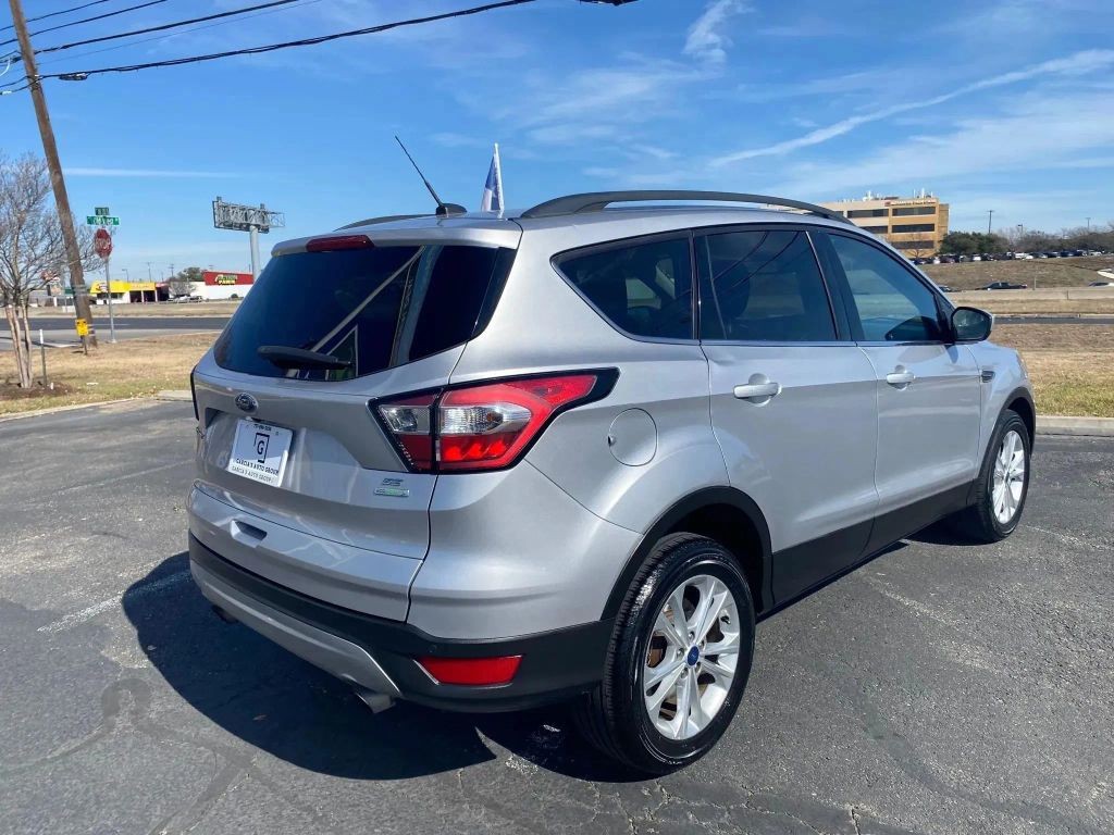 Ford Escape Vehicle Full-screen Gallery Image 3