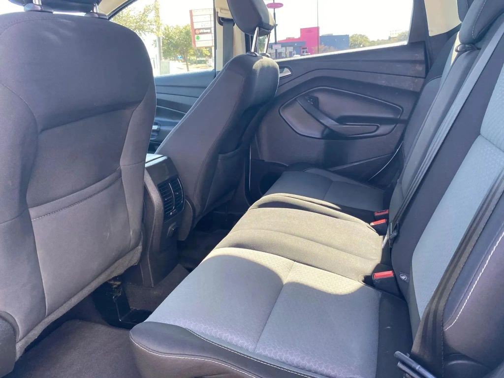 Ford Escape Vehicle Full-screen Gallery Image 10