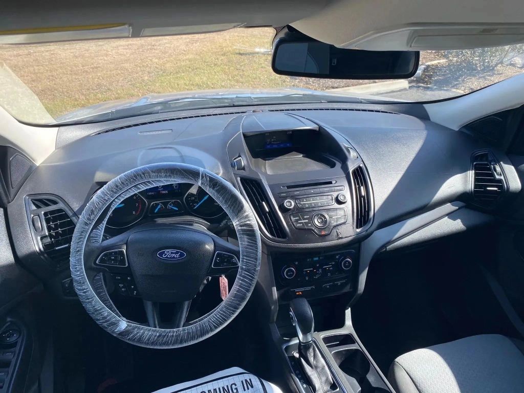 Ford Escape Vehicle Full-screen Gallery Image 11