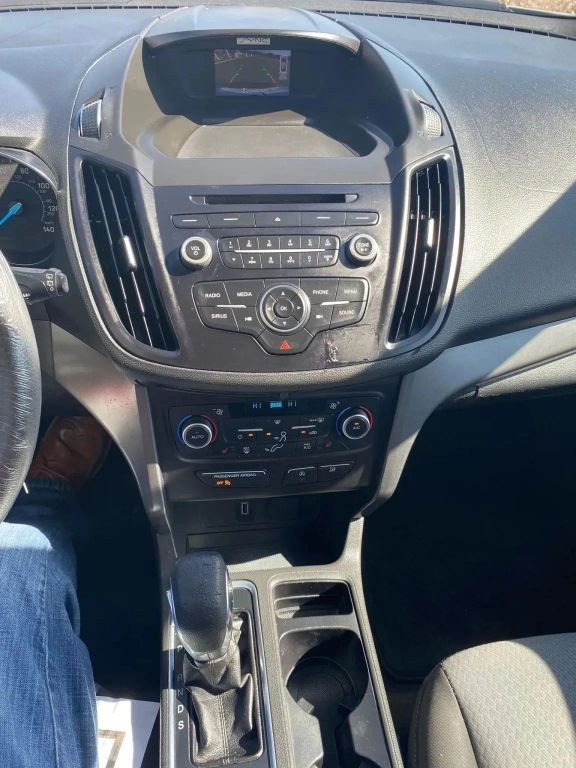 Ford Escape Vehicle Full-screen Gallery Image 12