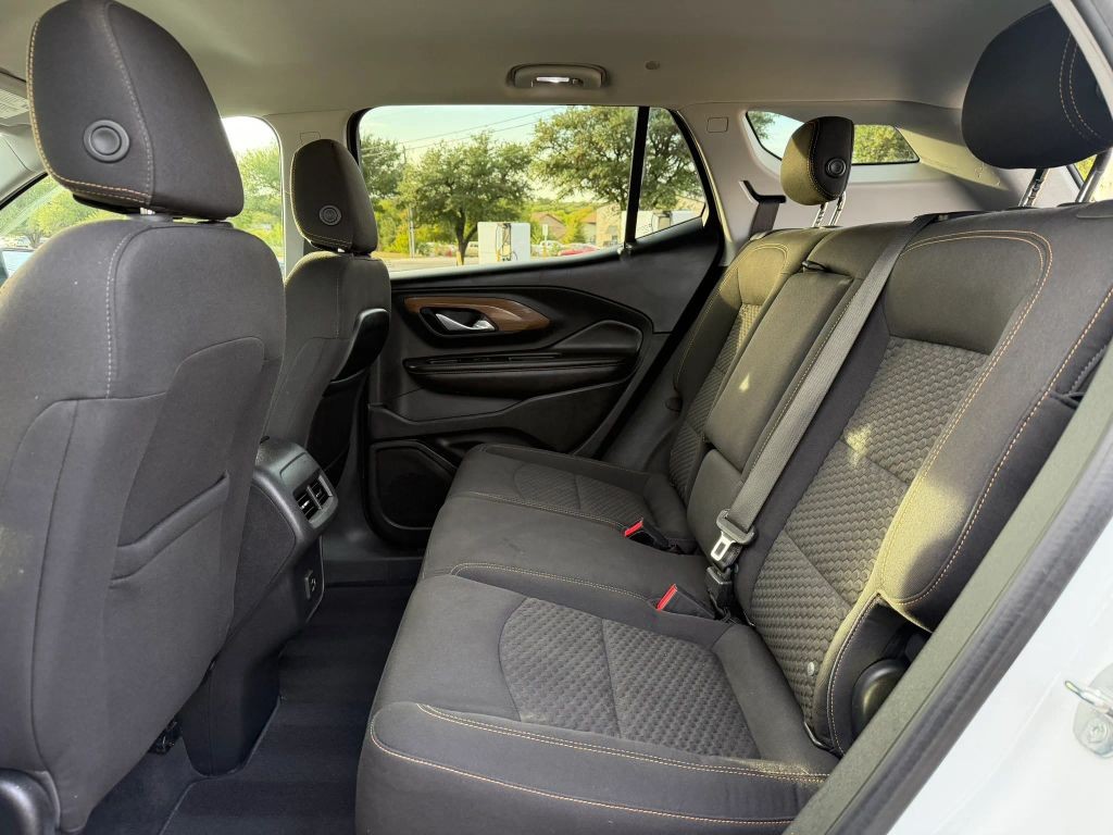 GMC Terrain Vehicle Full-screen Gallery Image 09