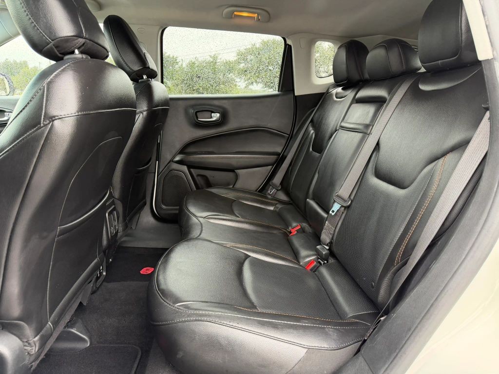 Jeep Compass Vehicle Full-screen Gallery Image 09