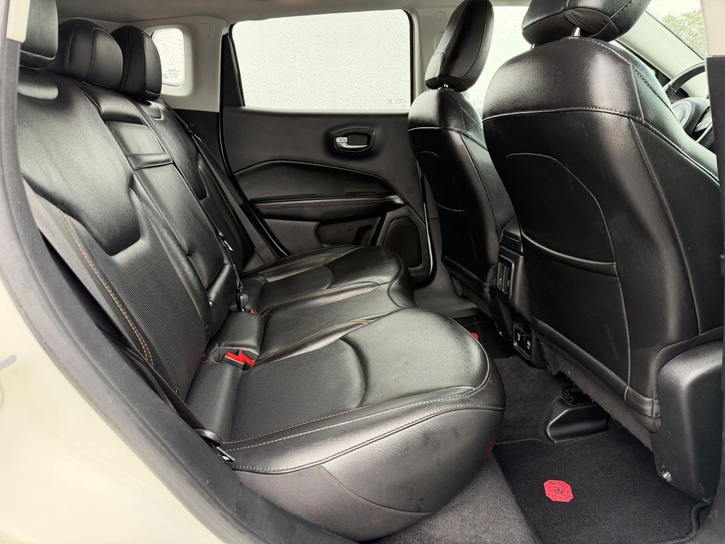 Jeep Compass Vehicle Full-screen Gallery Image 10