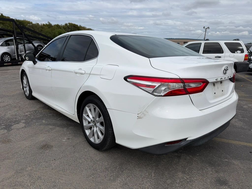 Toyota Camry Vehicle Full-screen Gallery Image 3
