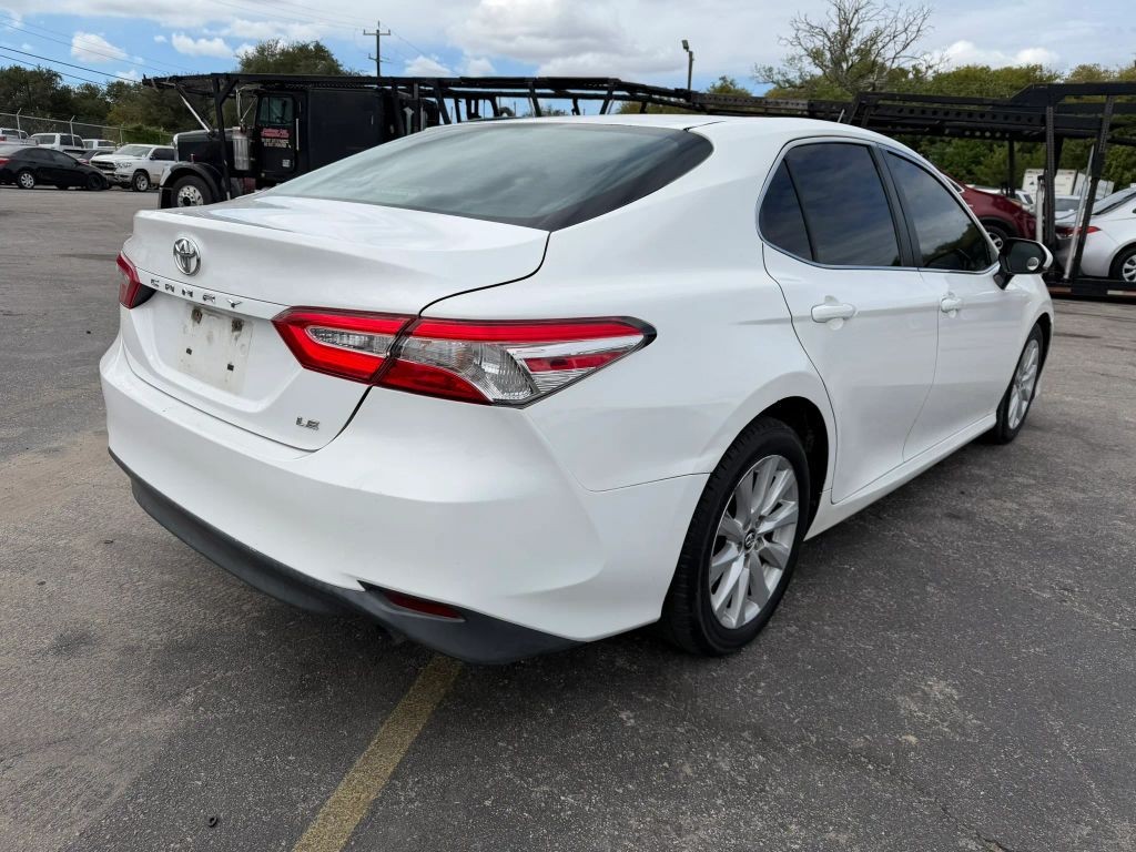 Toyota Camry Vehicle Full-screen Gallery Image 4