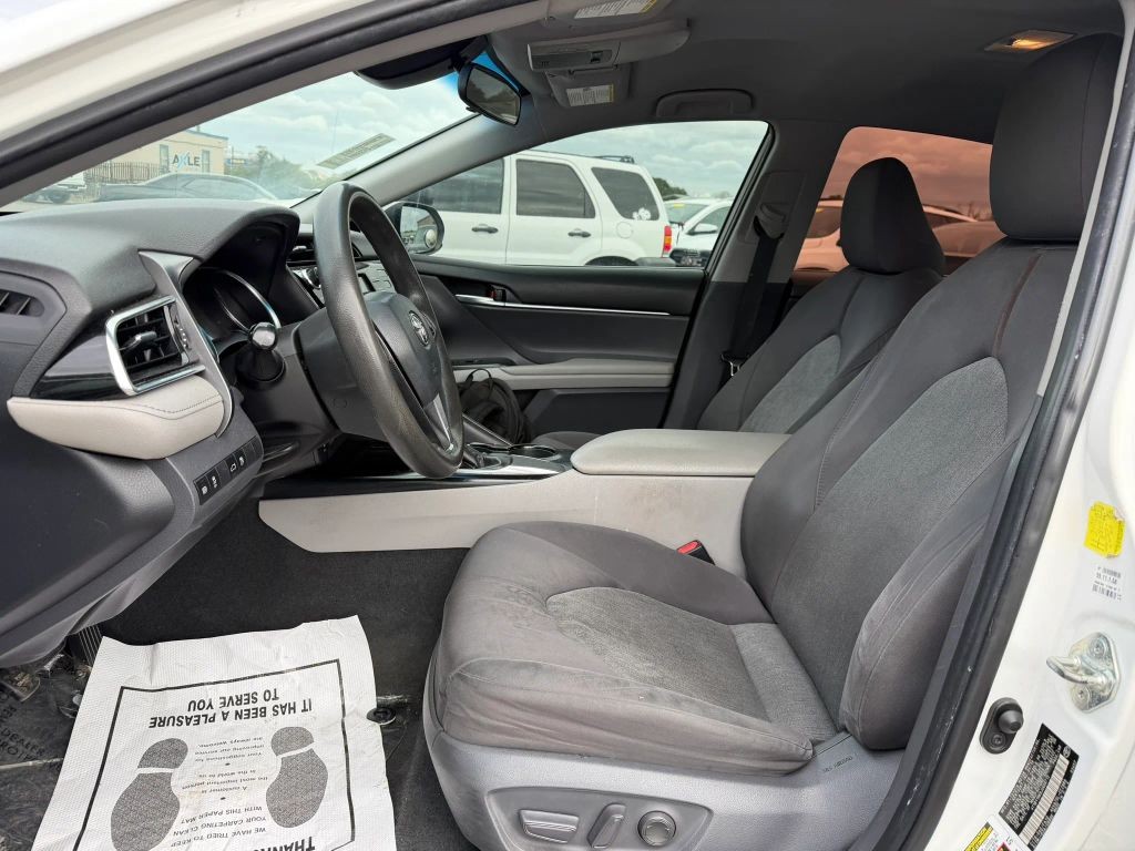 Toyota Camry Vehicle Full-screen Gallery Image 5