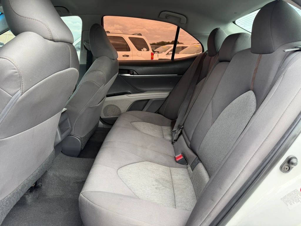 Toyota Camry Vehicle Full-screen Gallery Image 6