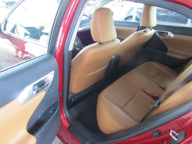 Lexus CT 200h Vehicle Full-screen Gallery Image 12