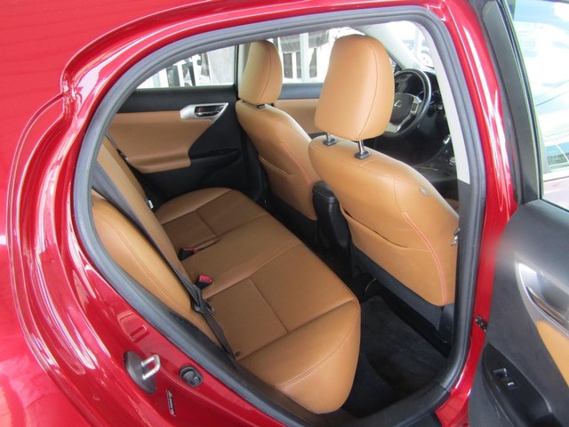 Lexus CT 200h Vehicle Full-screen Gallery Image 13