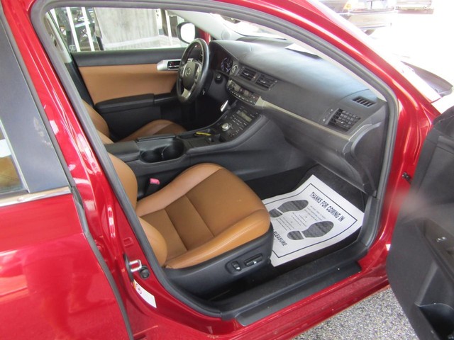 Lexus CT 200h Vehicle Full-screen Gallery Image 14