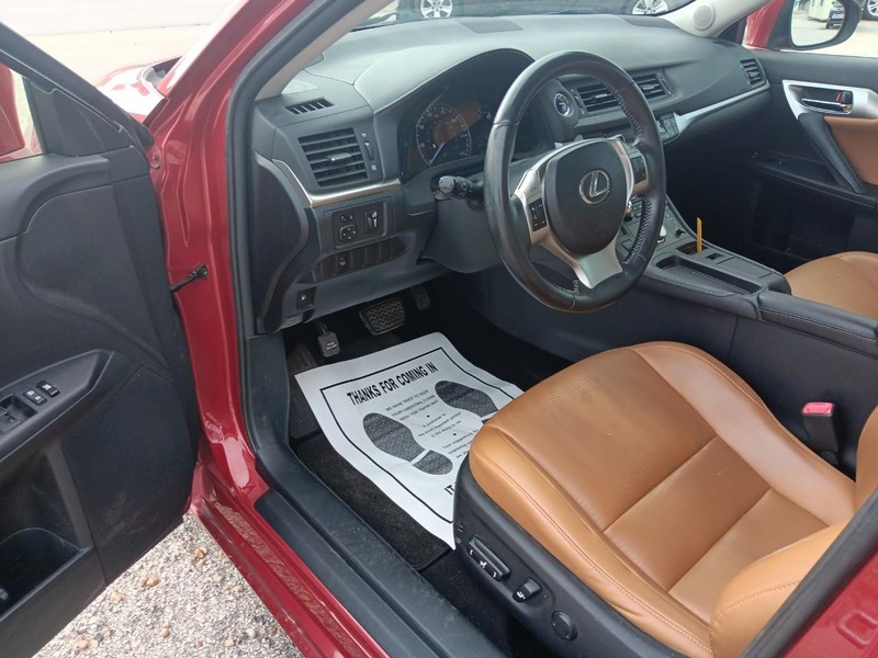 Lexus CT 200h Vehicle Full-screen Gallery Image 05