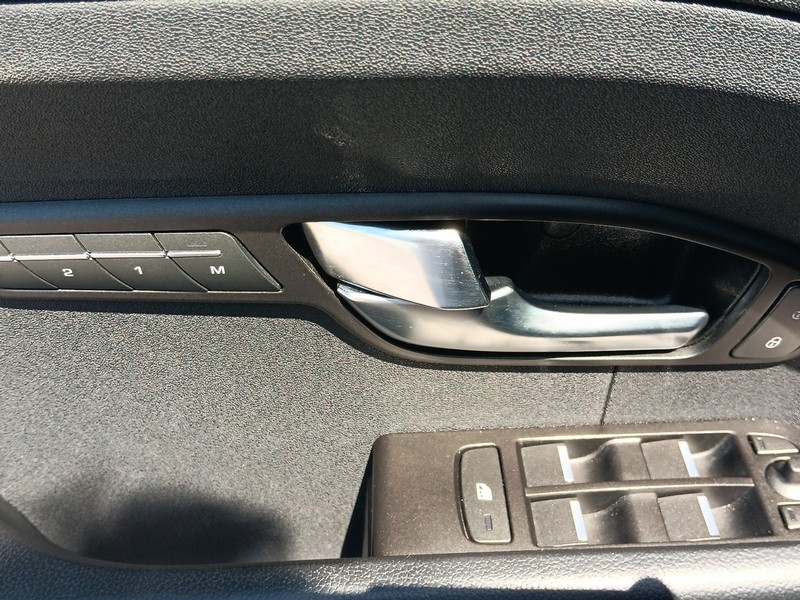 Land Rover Range Rover Evoque Vehicle Full-screen Gallery Image 23