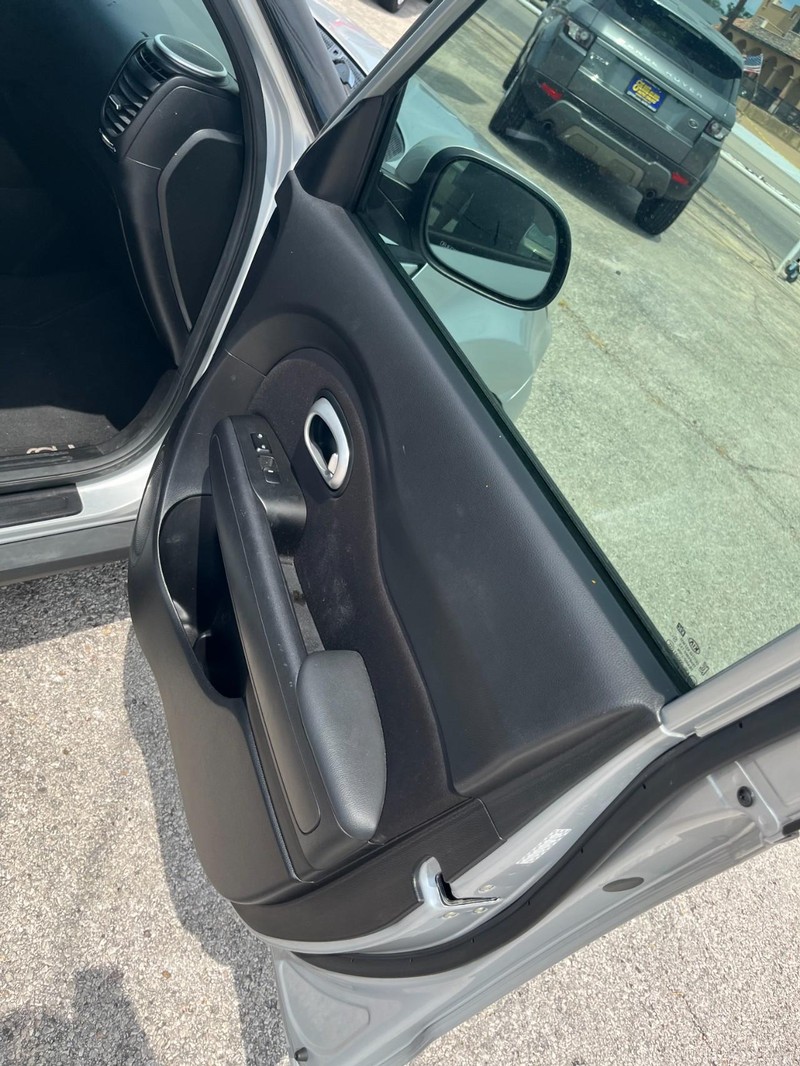 Kia Soul Vehicle Full-screen Gallery Image 5