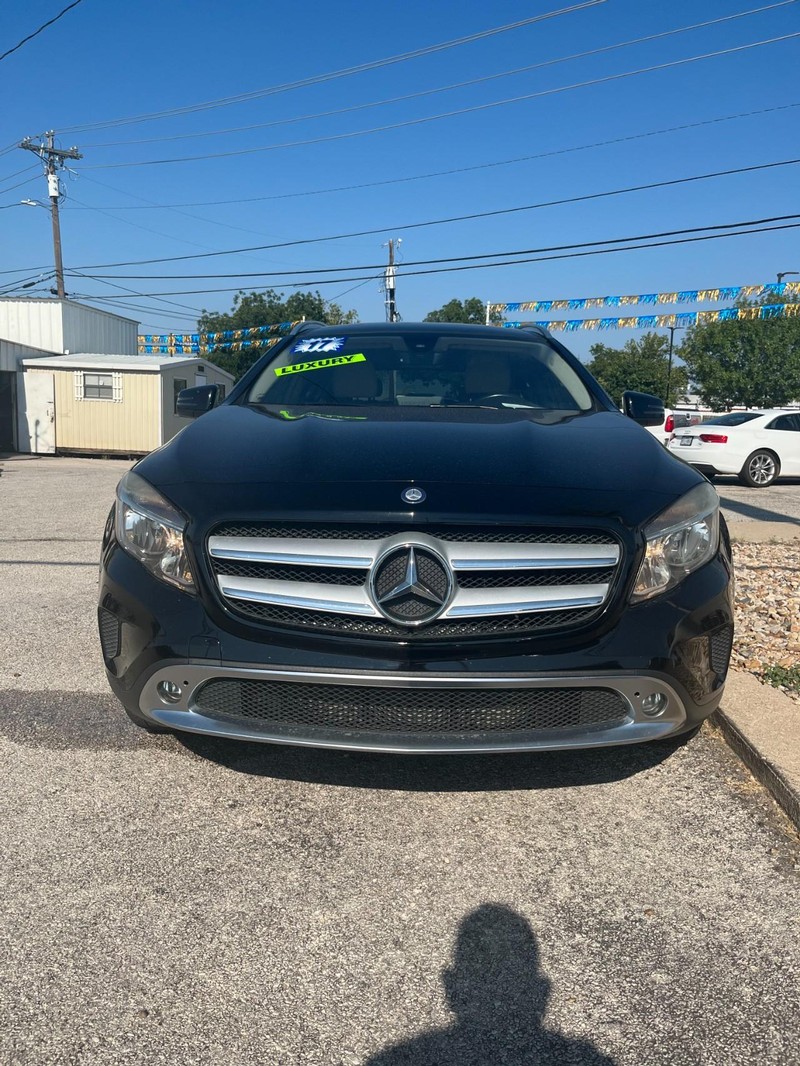 Mercedes-Benz GLA Vehicle Full-screen Gallery Image 2