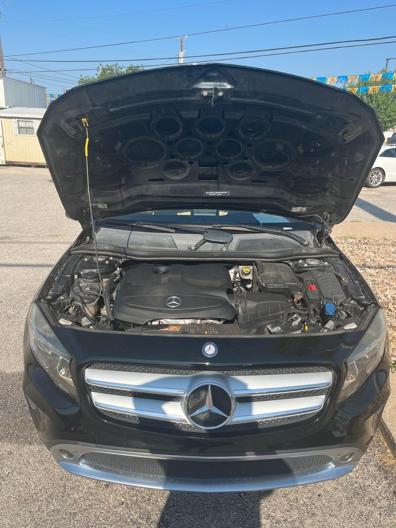 Mercedes-Benz GLA Vehicle Full-screen Gallery Image 3