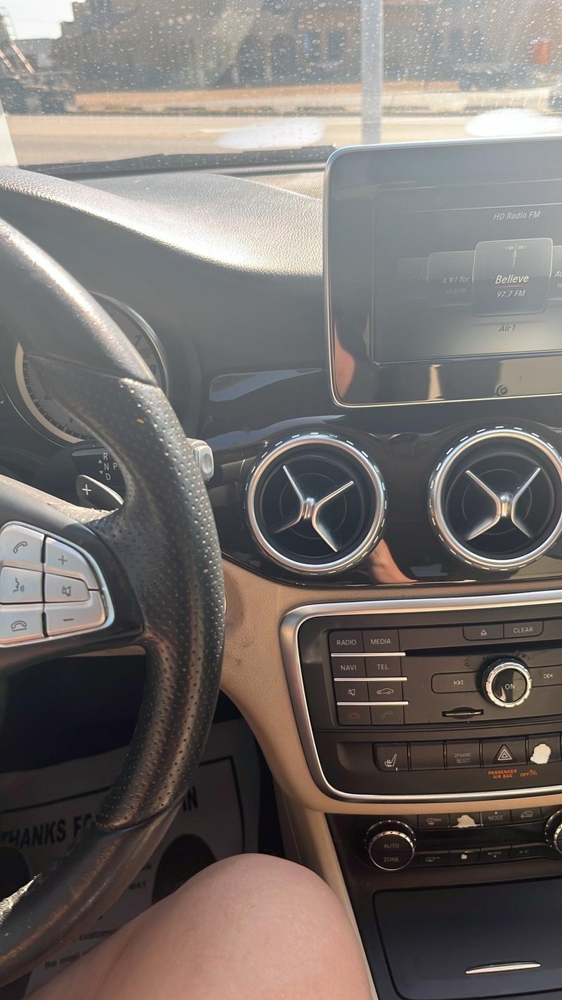 Mercedes-Benz GLA Vehicle Full-screen Gallery Image 4