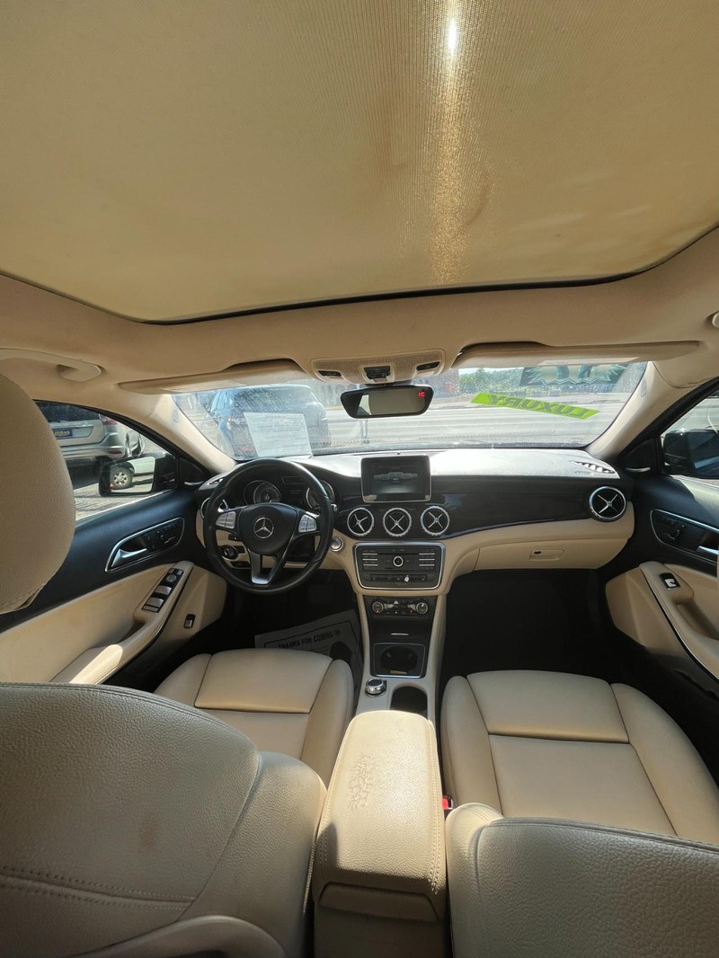 Mercedes-Benz GLA Vehicle Full-screen Gallery Image 5