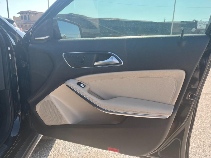 Mercedes-Benz GLA Vehicle Full-screen Gallery Image 6