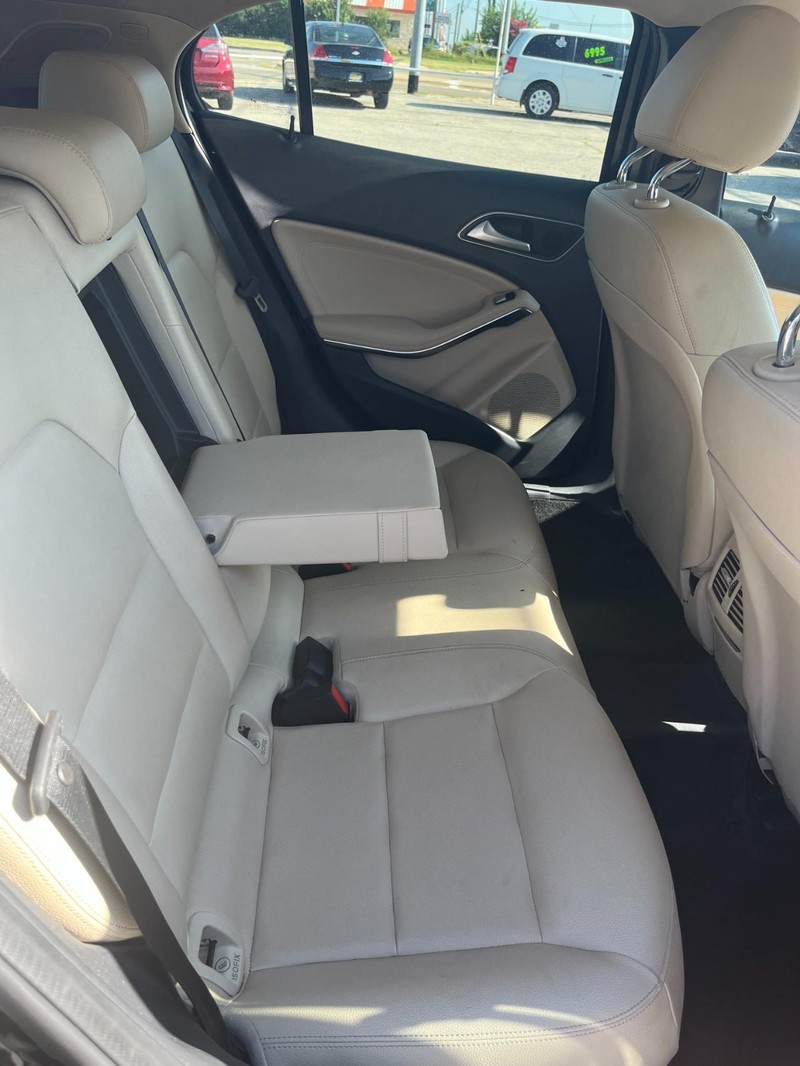 Mercedes-Benz GLA Vehicle Full-screen Gallery Image 7