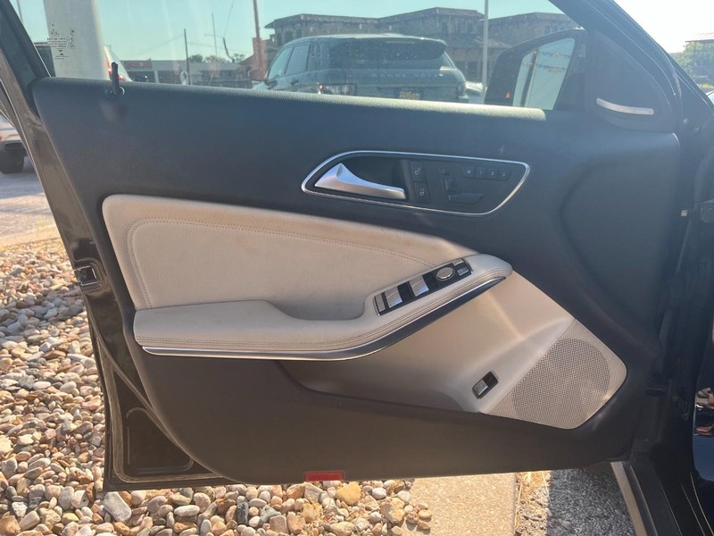 Mercedes-Benz GLA Vehicle Full-screen Gallery Image 8