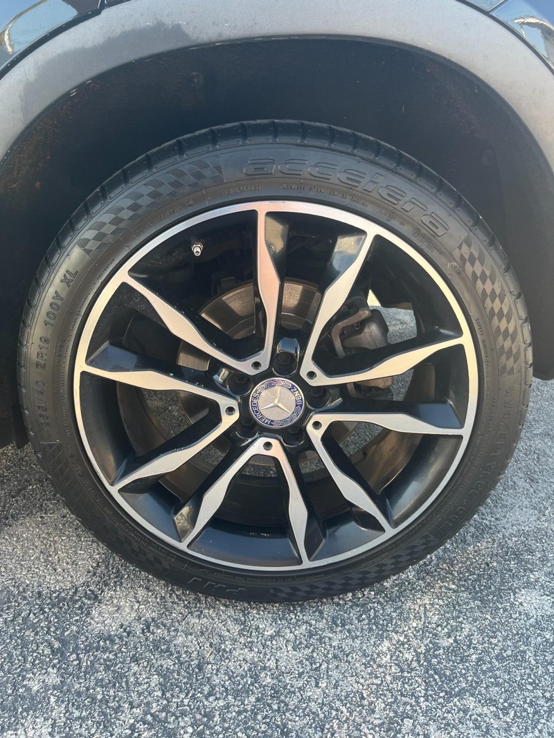 Mercedes-Benz GLA Vehicle Full-screen Gallery Image 9