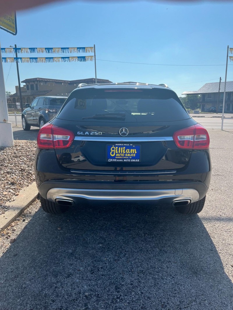 Mercedes-Benz GLA Vehicle Full-screen Gallery Image 11